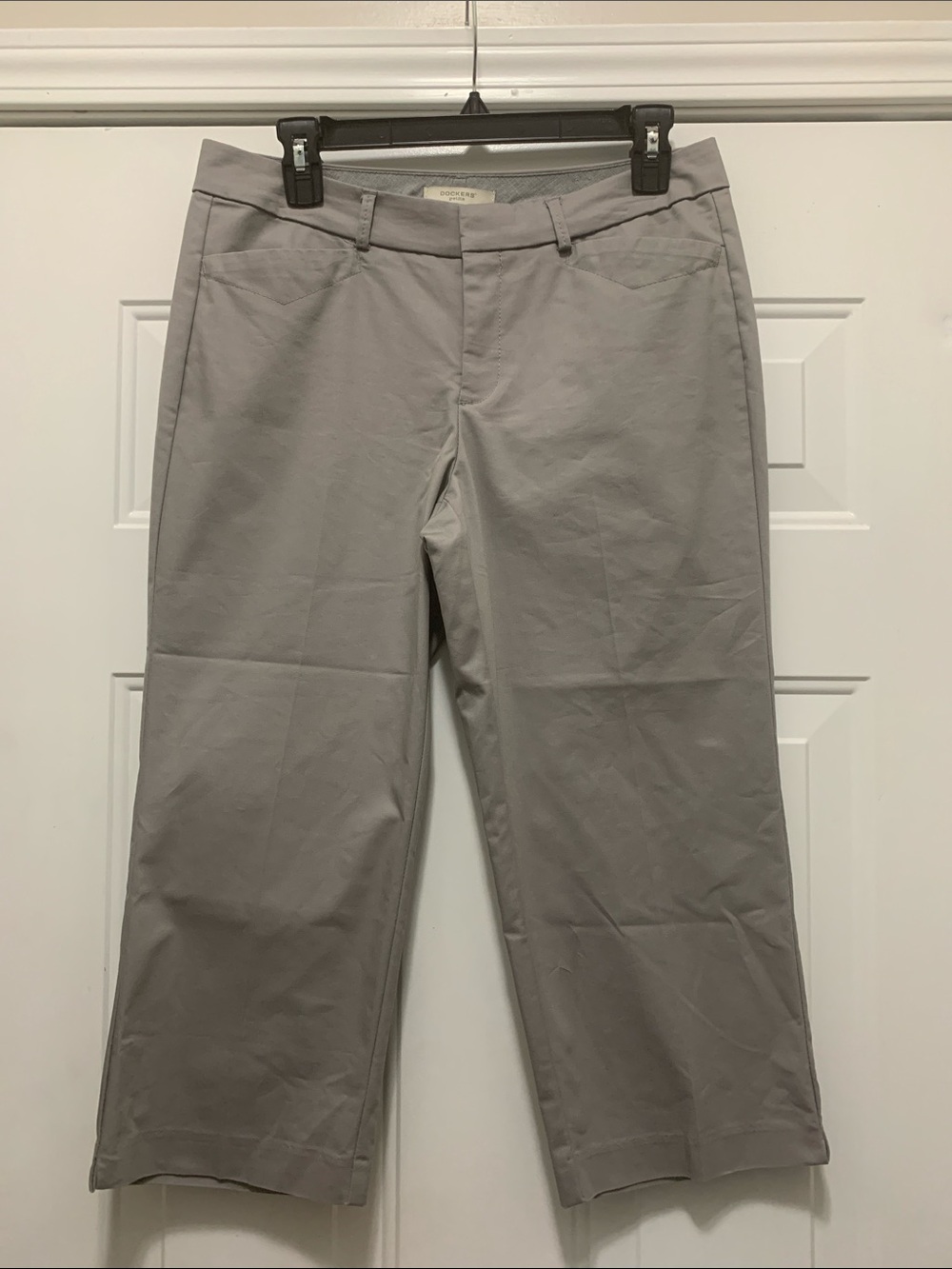 3/$15 Dockers Light Gray Capris Size 8 Petite